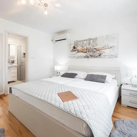 Anita, * Цавтат