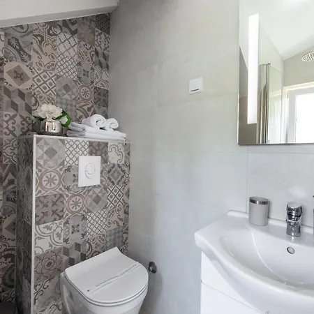 Anita, 빌라 챠브타트